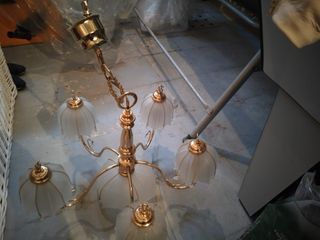 Lámpara colgante dorada con tulipas de cristal