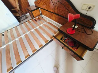 Cama de madera con mesitas de noche