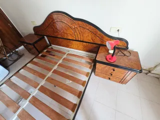 Cama de madera con mesitas de noche