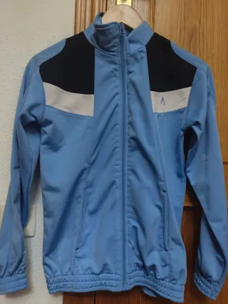 Chaqueta deportiva niño azul y negro