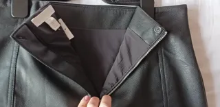 Falda efecto piel H&M negra talla 44