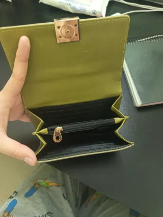 Cartera Dune London verde con detalle dorado