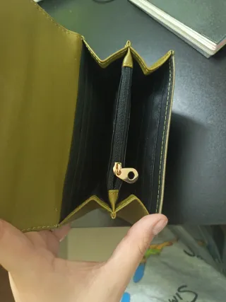 Cartera Dune London verde con detalle dorado