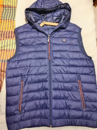 Chaleco Álvaro Moreno Azul con Capucha