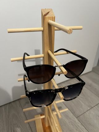 Soporte de madera para gafas
