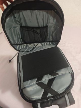 Mochila LED Negra con Ojos Rojos Precio Negociable