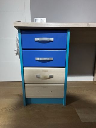 Escritorio con cajones y estantería