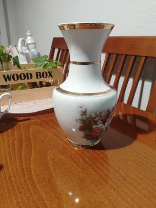 Jarrón de porcelana con flores doradas