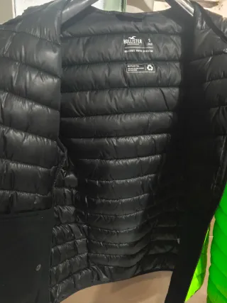 Plumífero Hollister verde con capucha