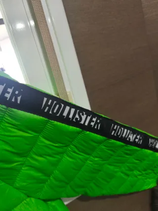 Plumífero Hollister verde con capucha