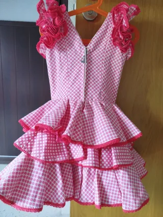 Traje de flamenca niña rosa lunares. Es cortito