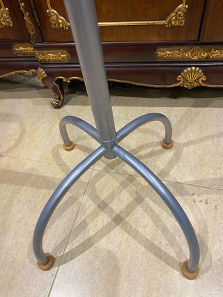 Perchero de pie metal y madera