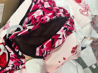 Camiseta deportiva con estampado geométrico