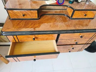 Coqueta de madera y cristal