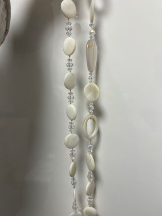Collar con pompones y abalorios