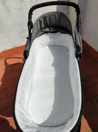 Carro Kinderkraft gris capazo y silla