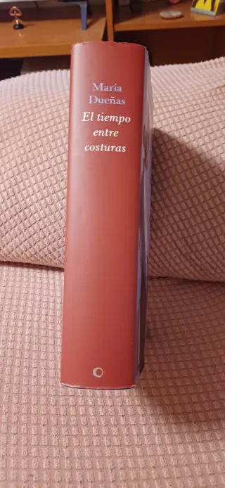 El tiempo entre costuras