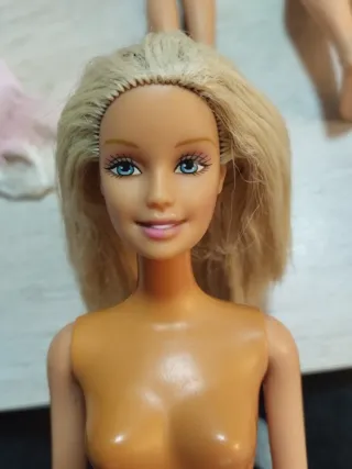 Lote 4 Barbies, 1 Ken, vestito e scarpe