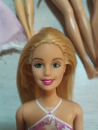 Lote 4 Barbies, 1 Ken, vestito e scarpe