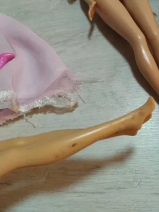 Lote 4 Barbies, 1 Ken, vestito e scarpe