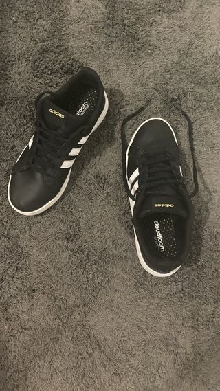 Zapatillas Adidas Negras y Blancas