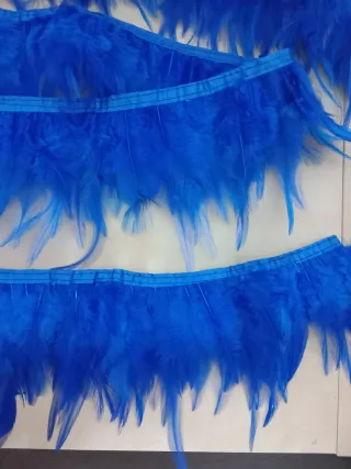 Tiras de plumas azul eléctrico