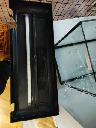 Acuario 100L Negro Tiene luz led