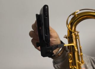 Soporte saxofón para tablet/móvil