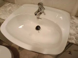 Mueble de baño con lavabo y espejo