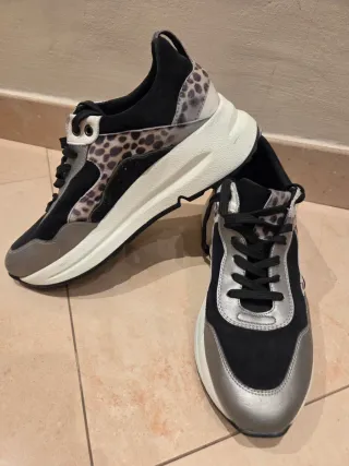 Zapatillas deportivas negras y plateadas