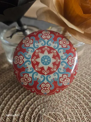 Candela decorativa in metallo profumo alle rose.