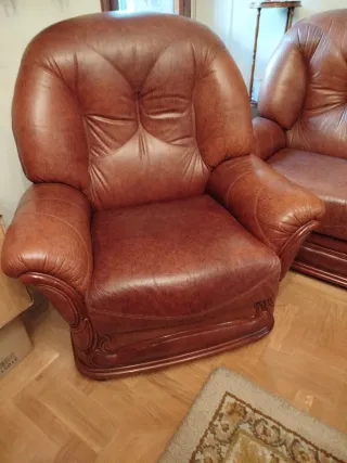 Sofá de piel y madera marrón sin uso