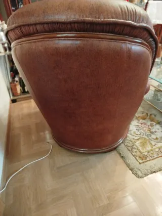 Sofá de piel y madera marrón sin uso