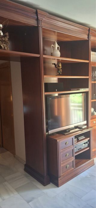 Mueble de madera con vitrina