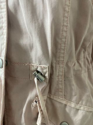 Parka rosa con cordón ajustable