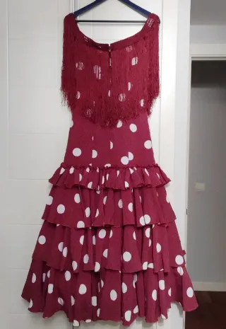 Traje de flamenca granate con lunares blancos