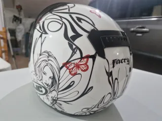 Casco de moto HJC con diseño de mariposas