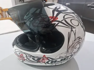 Casco de moto HJC con diseño de mariposas