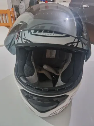 Casco de moto HJC con diseño de mariposas