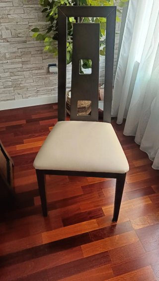 Mesa de comedor extensible de madera y cristal.