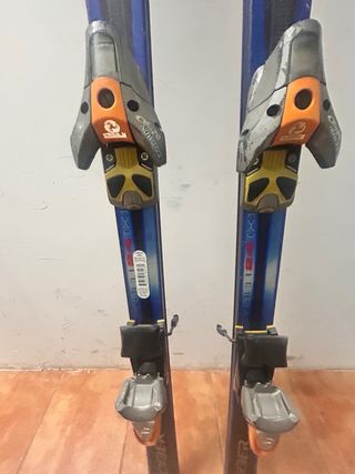Esquís con fijaciones