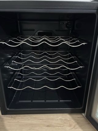 Vinoteca plateada con puerta de cristal