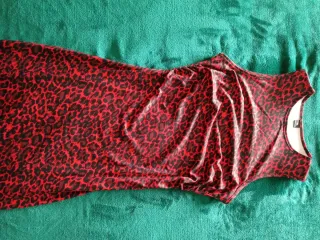 Vestido rojo estampado animal print ajustado