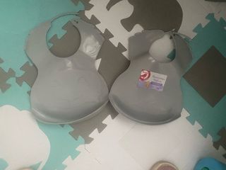 Babero rígido para bebé