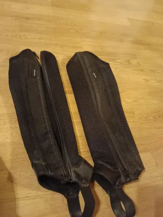 Botas y polainas de piel