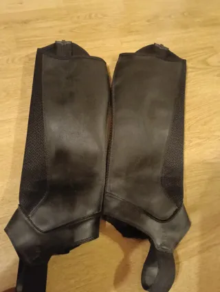 Botas y polainas de piel