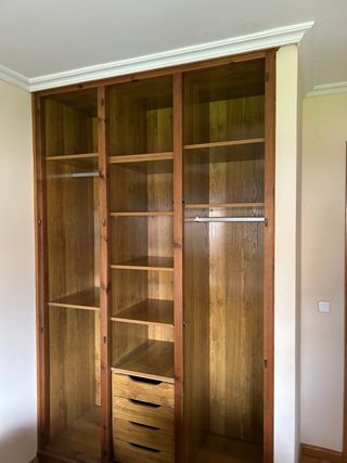 Dormitorio de madera rústico