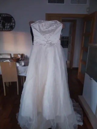 Vestido de Novia Beige con Pedrería