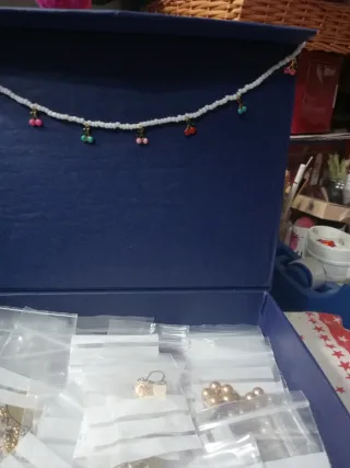 Collar blanco con dijes de cerezas