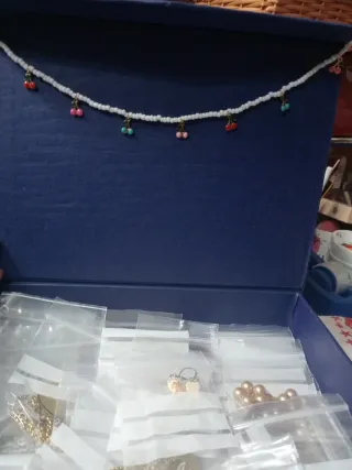 Collar blanco con dijes de cerezas